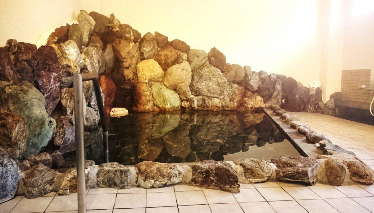 お遍路さんの疲れを癒す天然温泉の岩風呂は日帰り入浴も可能