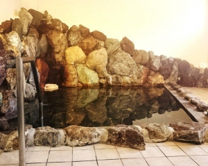お遍路さんの疲れを癒す天然温泉の岩風呂は日帰り入浴も可能