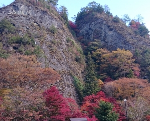 紅葉シーズンには多くの観光客が訪れる奇岩「古岩屋」